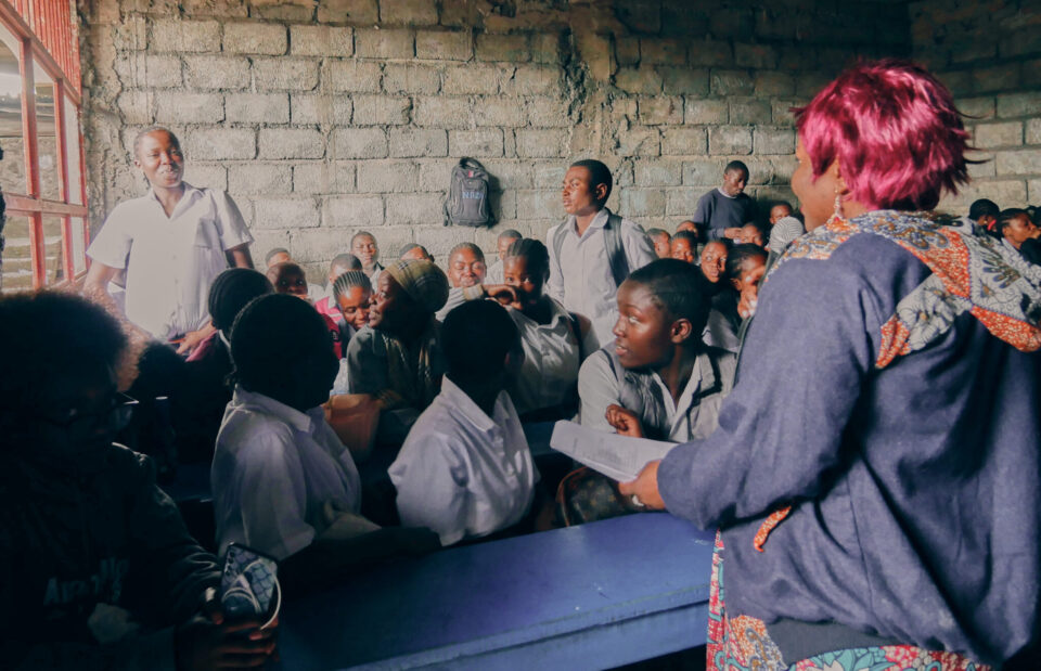 Les élèves finalistes d'une école secondaire à Goma échanges autour de l'attitude à prendre face aux discours et dons des candidats pendant la campagne électorale. Ils viennent de visualiser une vidéo sur cette thématique.