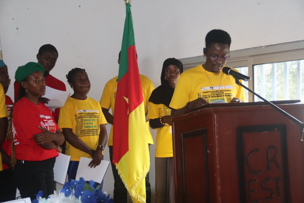 Une image contenant habits, personne, Visage humain, mur

Le contenu généré par l’IA peut être incorrect.